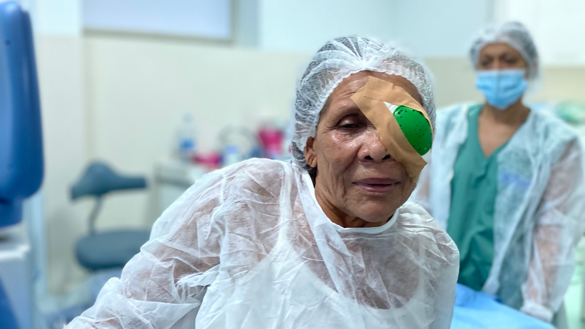Oudere dame komt recht na een cataractoperatie met een oogschelp op